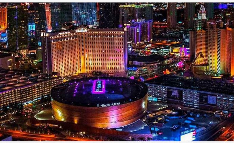Luxe Studio  | Balcony Strip View  | No Resort Fee