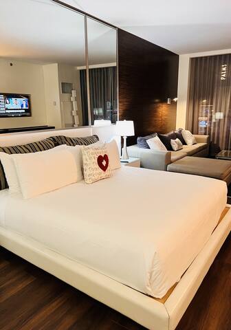 luxe-studio-balcony-strip-view-no-resort-fee/