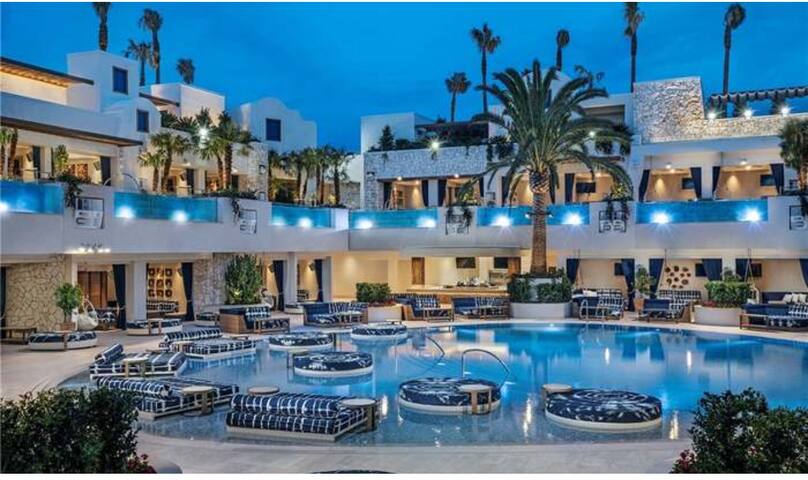 luxe-studio-balcony-strip-view-no-resort-fee/