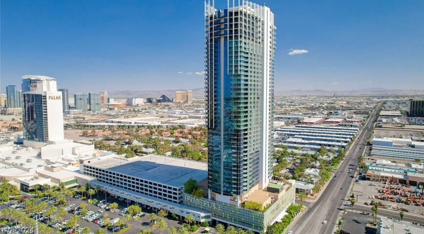 Luxe Studio  | Balcony Strip View  | No Resort Fee