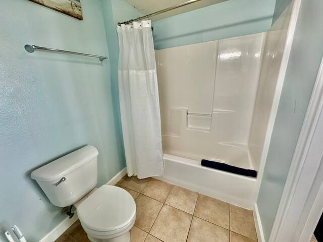 King bedroom shower / tub combo