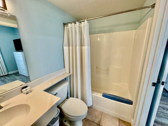 Queen bedroom shower / tub combo