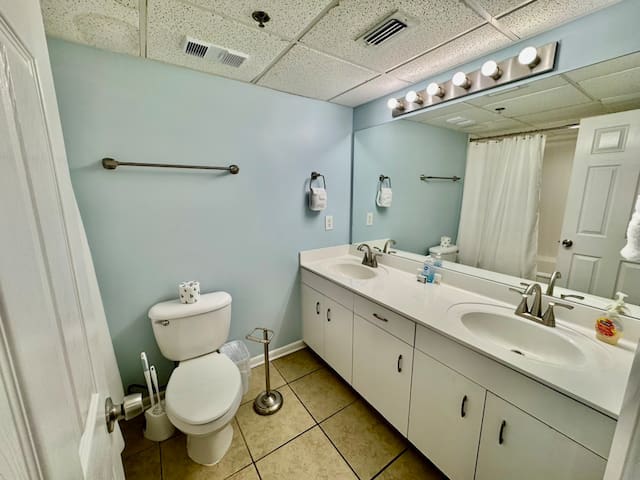 Double sinks for front queen bedroom private full bath