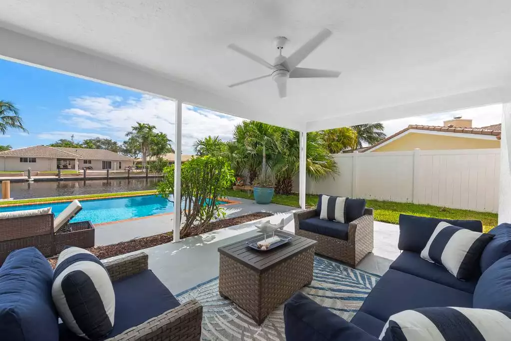 Outdoor patio seating - NEW Lux Waterfront Villa Half A Mile From Beaches - Fort Lauderdale