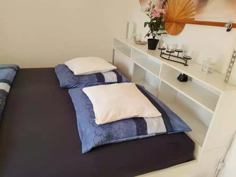 Super comfortable matresses and extra pillows and blankets.