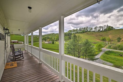 Fleetwood Vacation Rental | 3BR | 2.5BA | 1,639 Sq Ft | Stairs Required