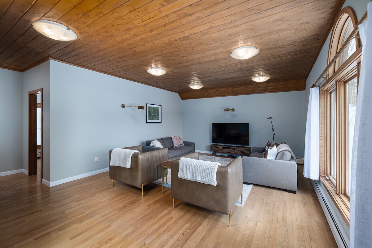 Large bonus room with a 65 inch flat screen TV, comfortable couches and chairs. Large bonus room with a 65 inch flat screen TV, comfortable couches and chairs. - Modern Retreat ~ Stunning Mountain View ~ Hot Tub! - Stowe
