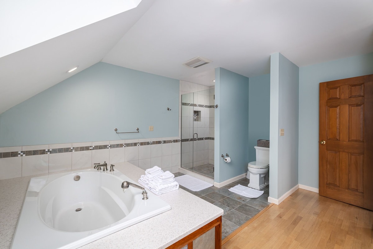 The master ensuite bathroom is huge and luxurious. The master ensuite bathroom is huge and luxurious. - Modern Retreat ~ Stunning Mountain View ~ Hot Tub! - Stowe