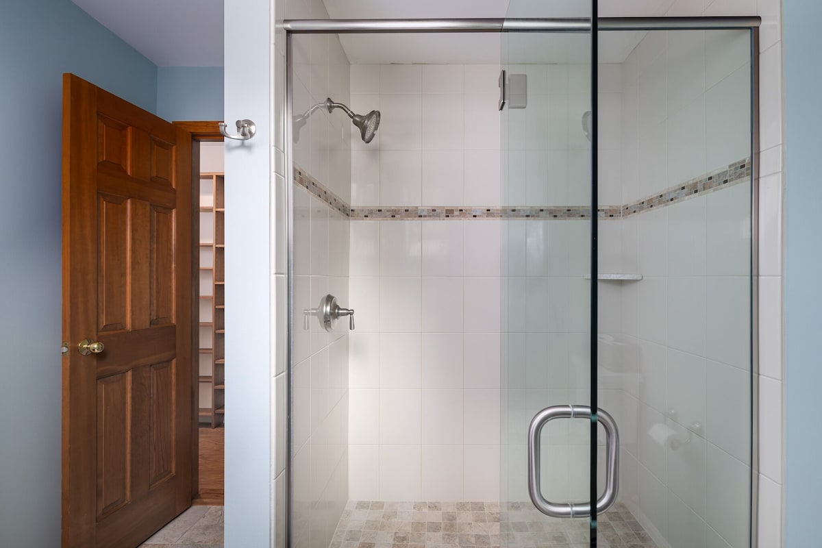 Upstairs hallway bathroom. Upstairs hallway bathroom. - Modern Retreat ~ Stunning Mountain View ~ Hot Tub! - Stowe
