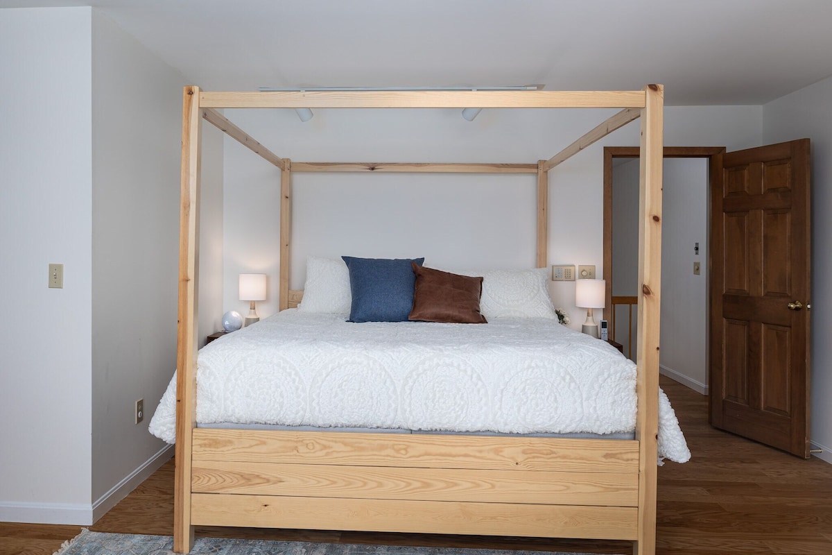 The rustic canopy bed is stylized to feature the natural beauty of the home. The rustic canopy bed is stylized to feature the natural beauty of the home. - Modern Retreat ~ Stunning Mountain View ~ Hot Tub! - Stowe