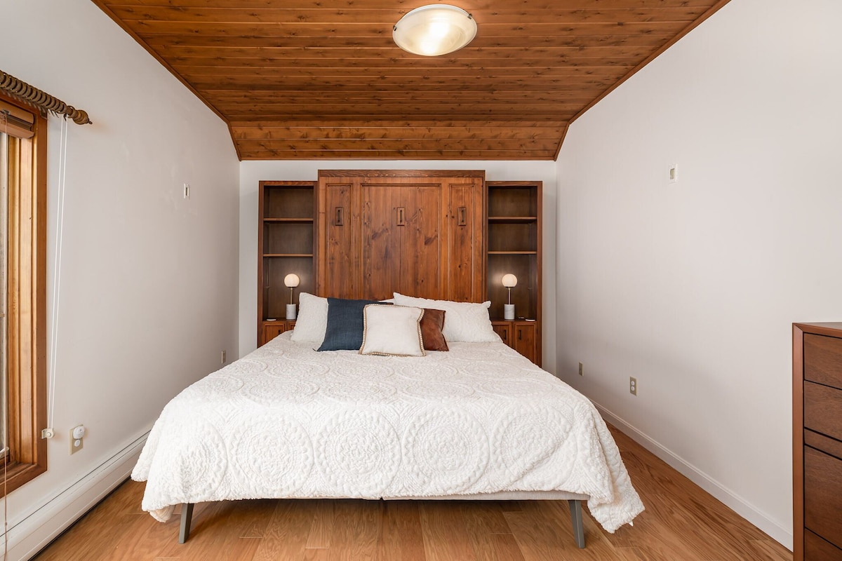 The bedroom adjacent to the upstairs Bonus Room has a sleep number King size bed The bedroom adjacent to the upstairs Bonus Room has a sleep number King size bed - Modern Retreat ~ Stunning Mountain View ~ Hot Tub! - Stowe