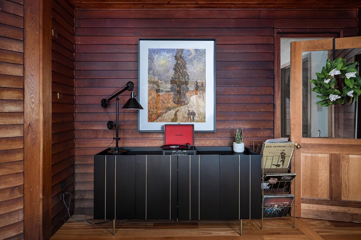 Or use the office as a listening room using the record player. Or use the office as a listening room using the record player. - Modern Retreat ~ Stunning Mountain View ~ Hot Tub! - Stowe
