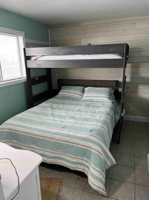 New twin over queen bunk bed recently added. Updated photos to come shortly. - Surfer's Paradise - Heart of Hampton Beach - Hampton