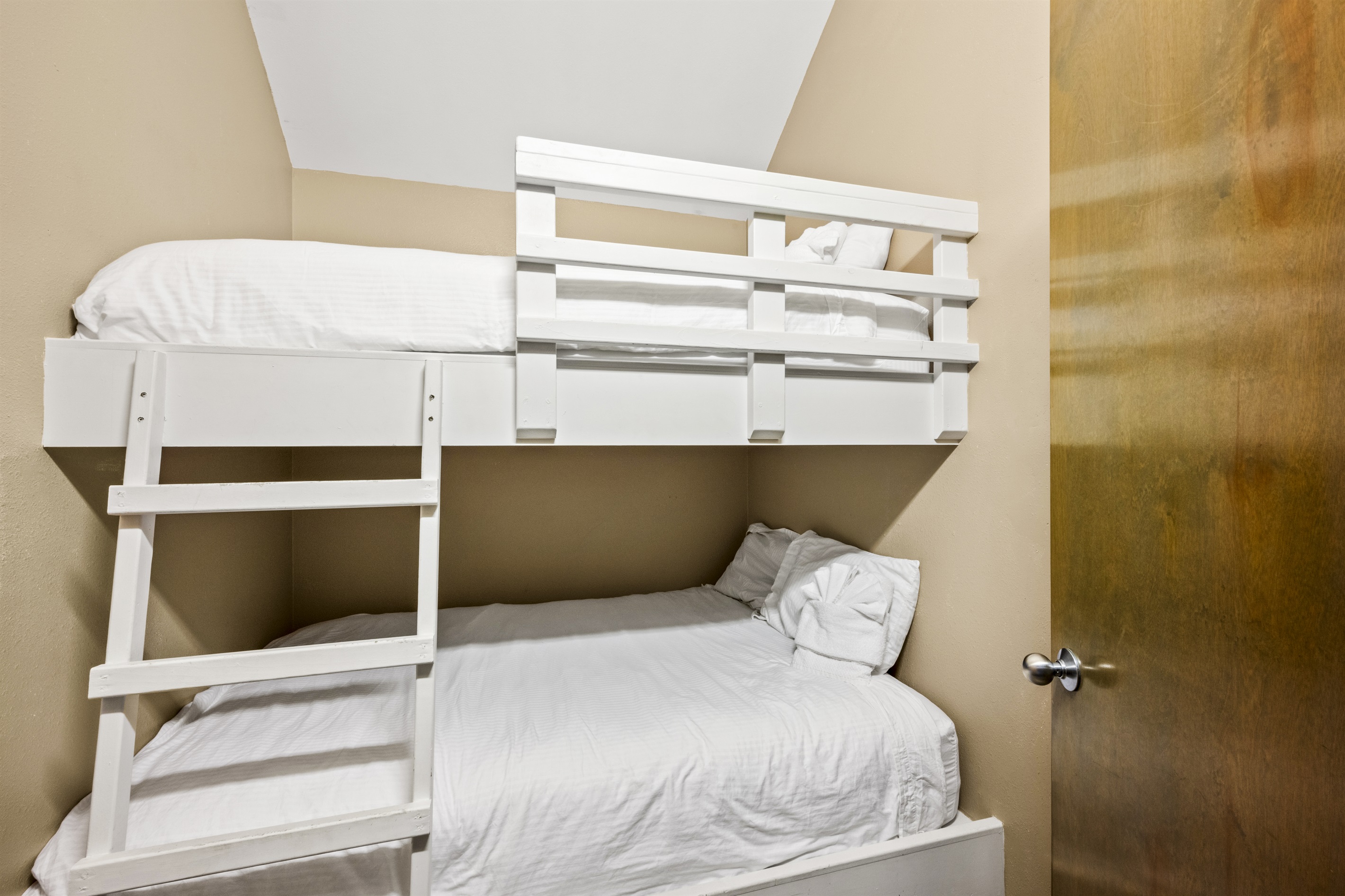 Master bedroom suite on top floor connects to deck and has a bunk room. Master bedroom suite on top floor connects to deck and has a bunk room. - Family Beachfront Oasis - Eastpoint