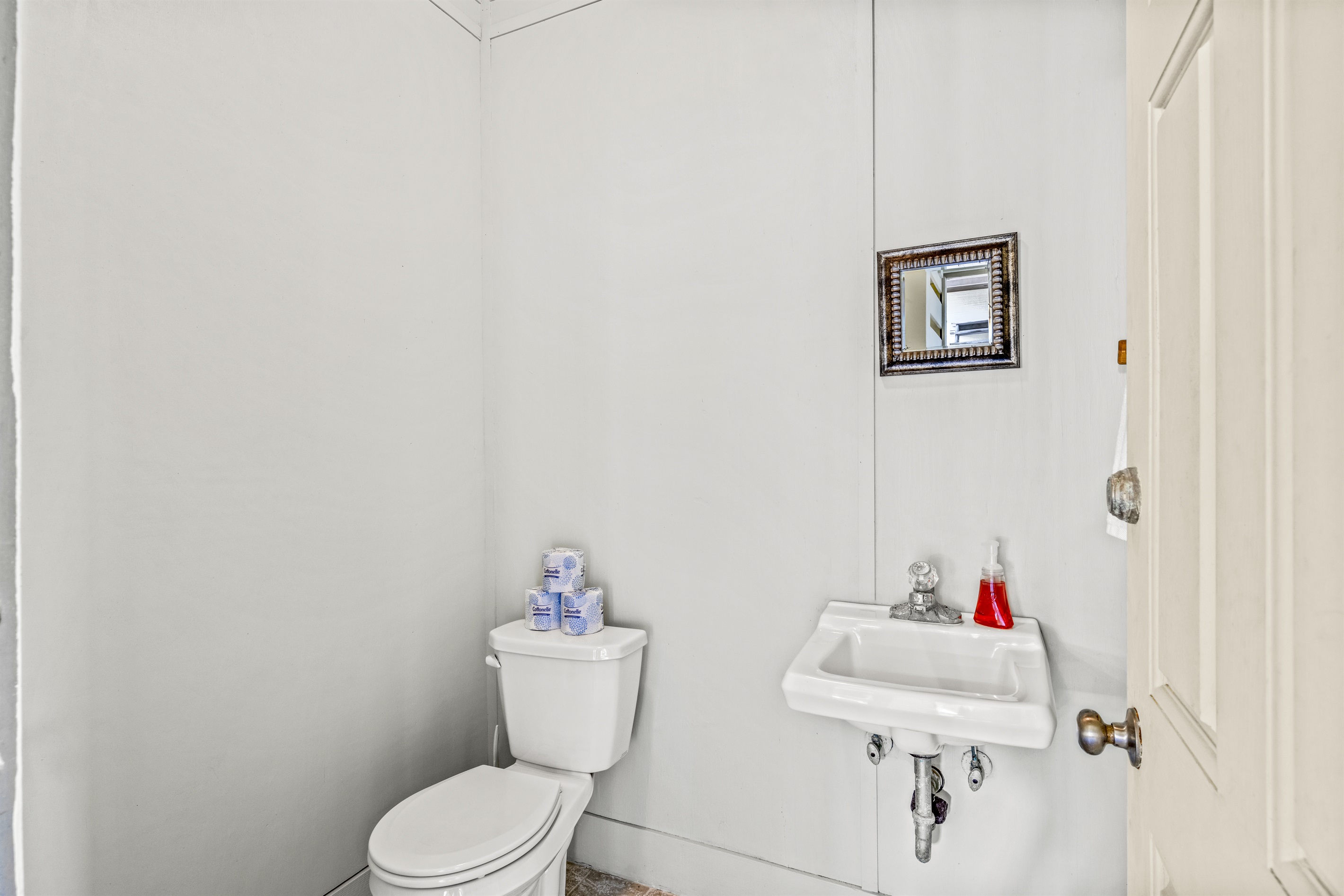 Ground floor bathroom by the pool. Ground floor bathroom by the pool. - Family Beachfront Oasis - Eastpoint