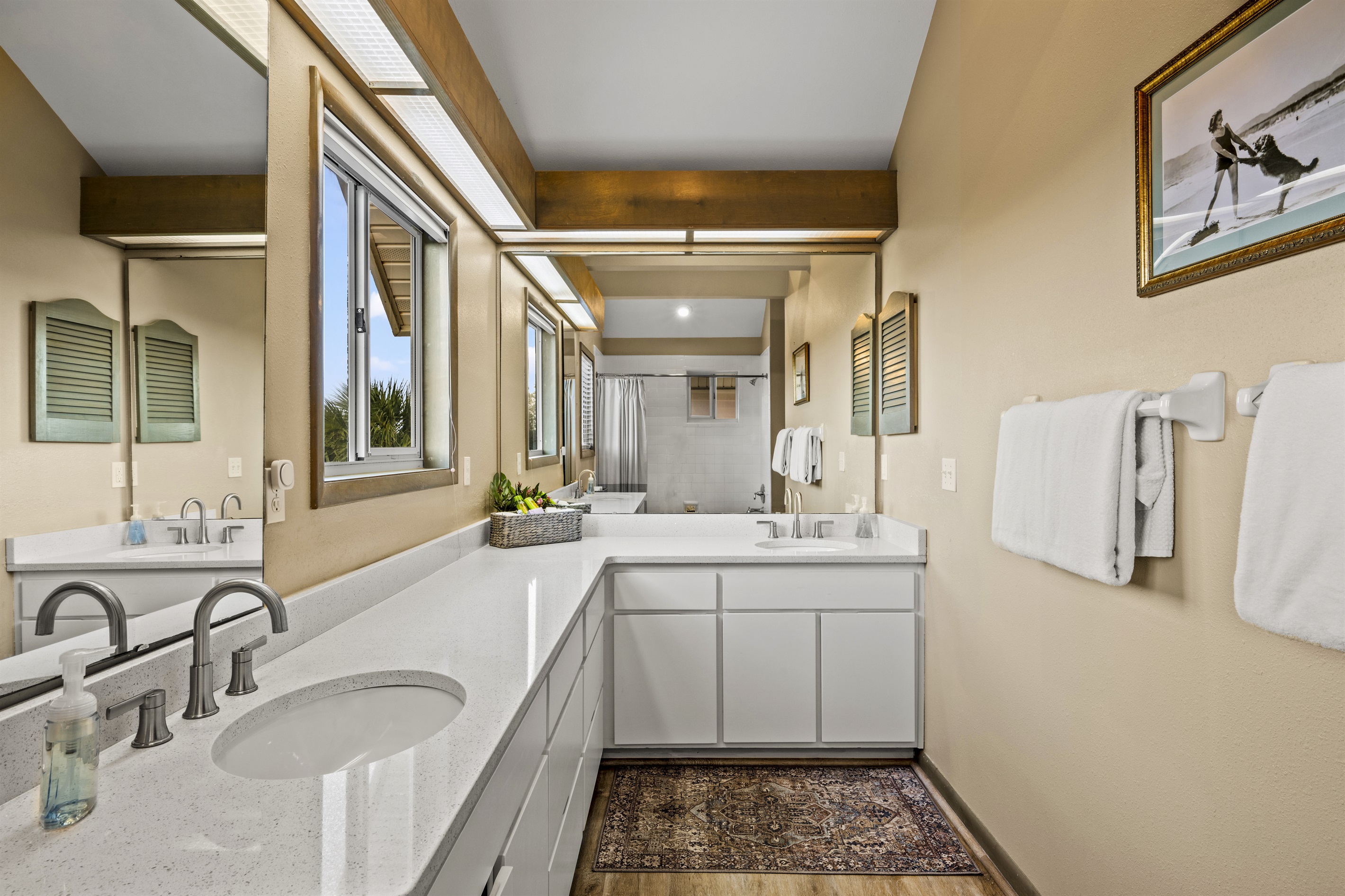Top floor master suite bathroom. Top floor master suite bathroom. - Family Beachfront Oasis - Eastpoint