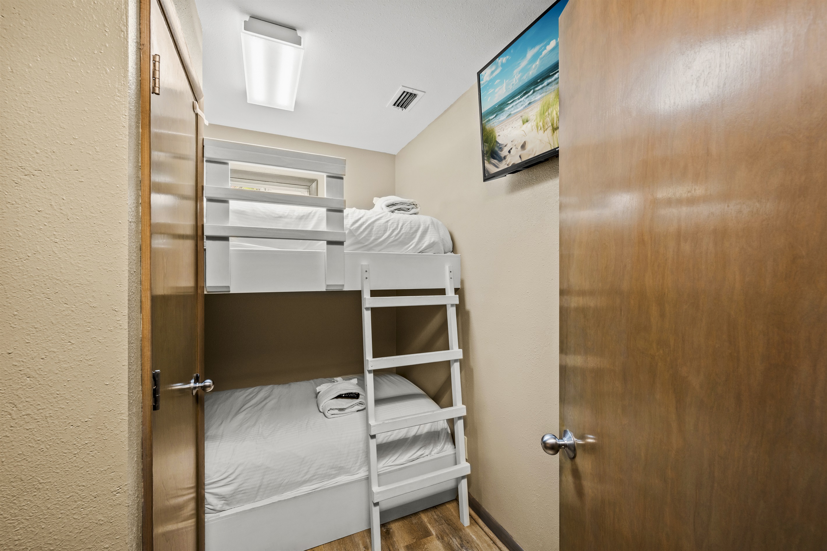 Enjoy comfortable and practical sleeping arrangements with these bunk beds in an enclosed room within the lower floor Master bedroom suite. Perfect for a small family with little ones to retre Enjoy comfortable and practical sleeping arrangements with these bunk beds in an enclosed room within the lower floor Master bedroom suite. Perfect for a small family with little ones to retre - Family Beachfront Oasis - Eastpoint