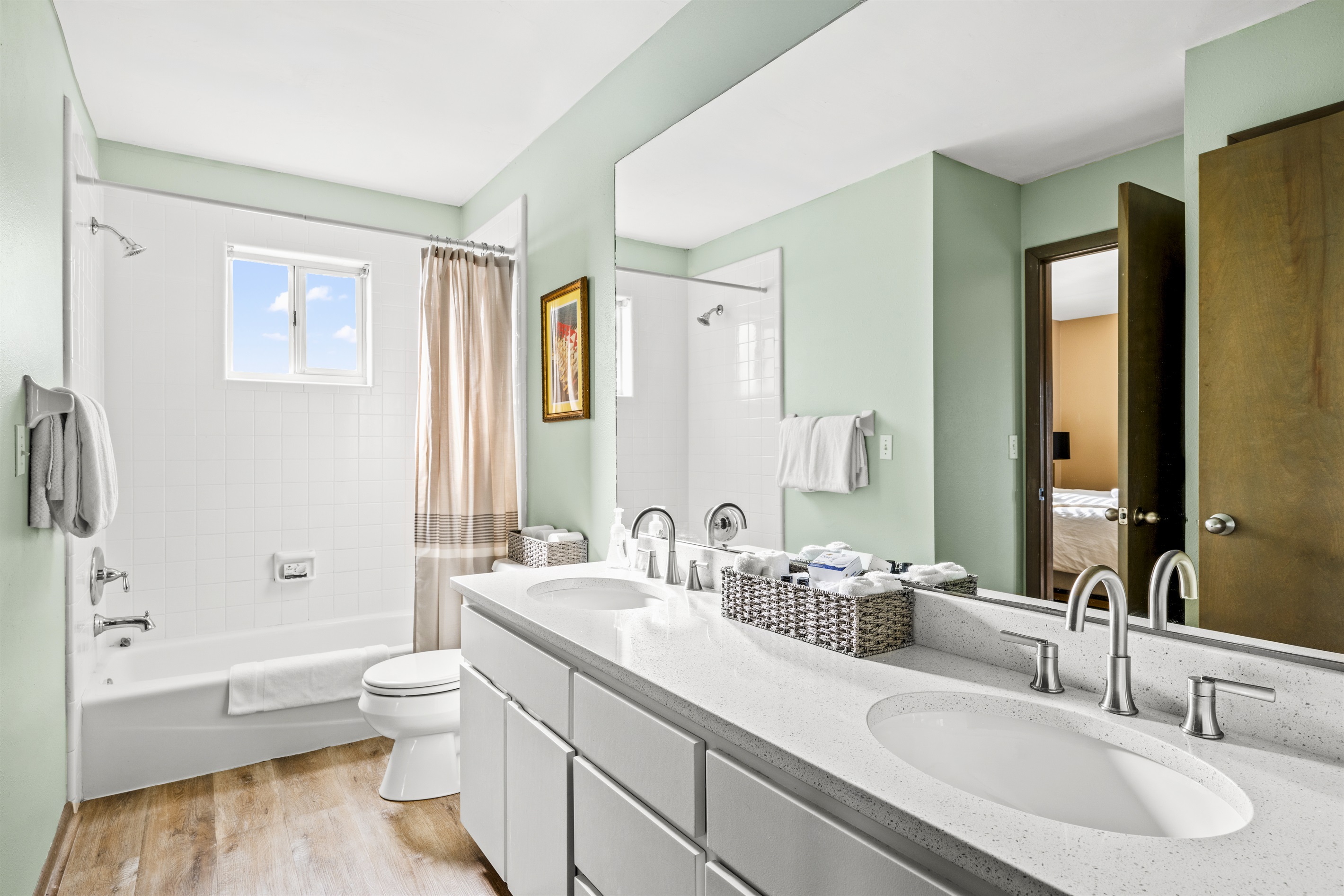 This full bathroom connects to a King bedroom and hallway. All bathrooms are bright and spacious, decorated in a sophisticated style. This full bathroom connects to a King bedroom and hallway. All bathrooms are bright and spacious, decorated in a sophisticated style. - Family Beachfront Oasis - Eastpoint