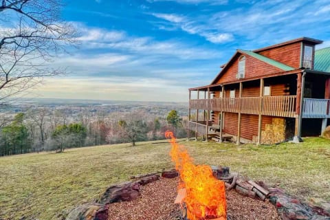 The Mountain Crest Cabin