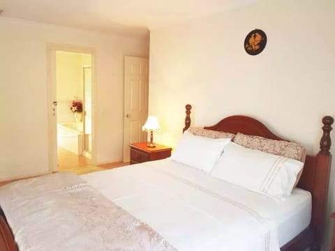 "Roxy" - A Spacious Cosy Getaway - Nr Mel Airport