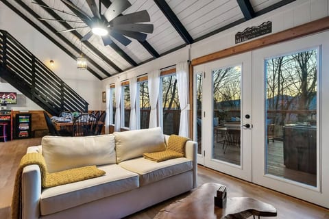 SPRING BREAK SPECIALS! King Beds! 1 mile to GSMNP!
