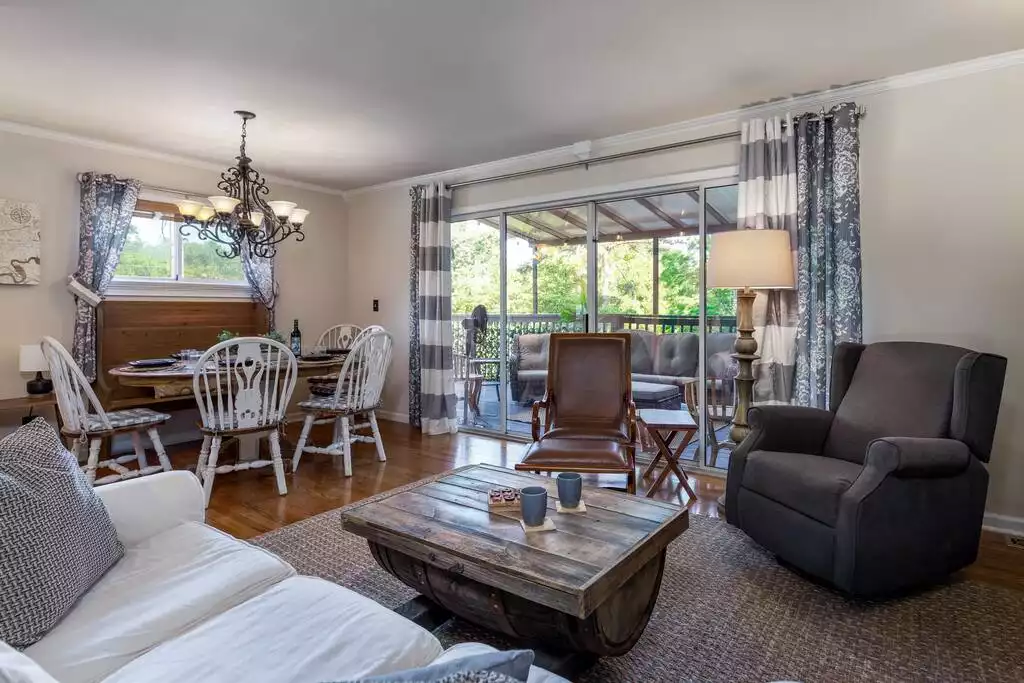 Look out onto the covered patio from the living/dining room. Look out onto the covered patio from the living/dining room. - Selah Way Cottage*10mins UT*2kitchen hottub*arcade - Knoxville