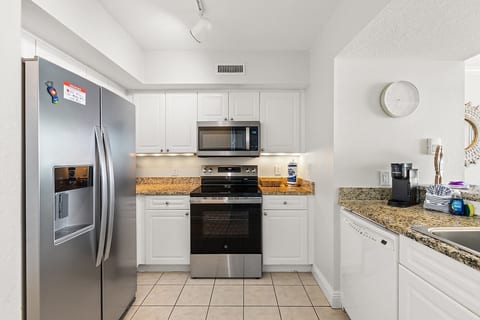 Our March 2026 refresh features a full Stainless-Steel suite, including a GE Smart Range with integrated Air Fry. Perfect for healthy, quick family snacks between beach sessions.