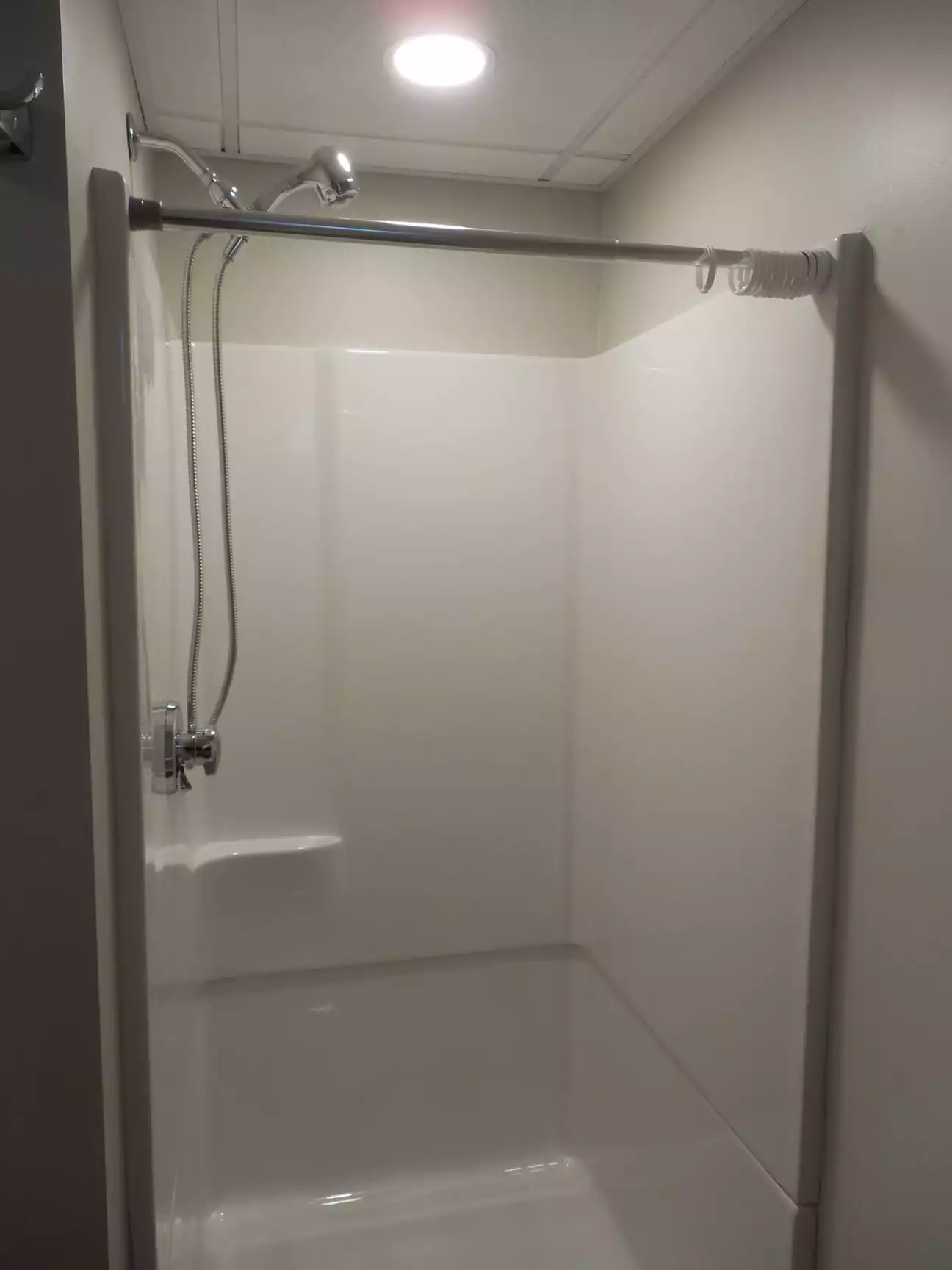 2022: shower stall - Ocean Views ~ Walk to Beach ~ Affordable! - Narragansett