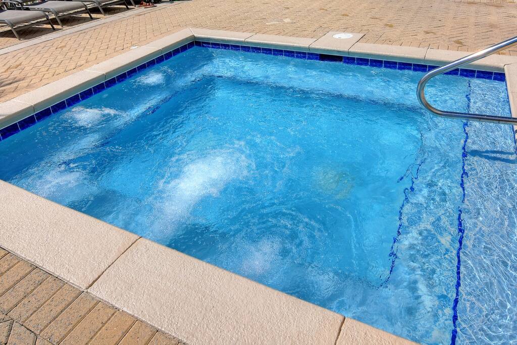 Hot tub 
