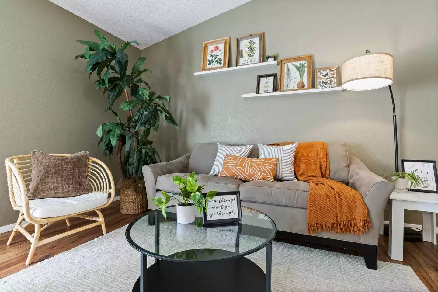 Hand chosen art and furnishings to make your stay top notch! Hand chosen art and furnishings to make your stay top notch! - The Gameroom - North Richland Hills