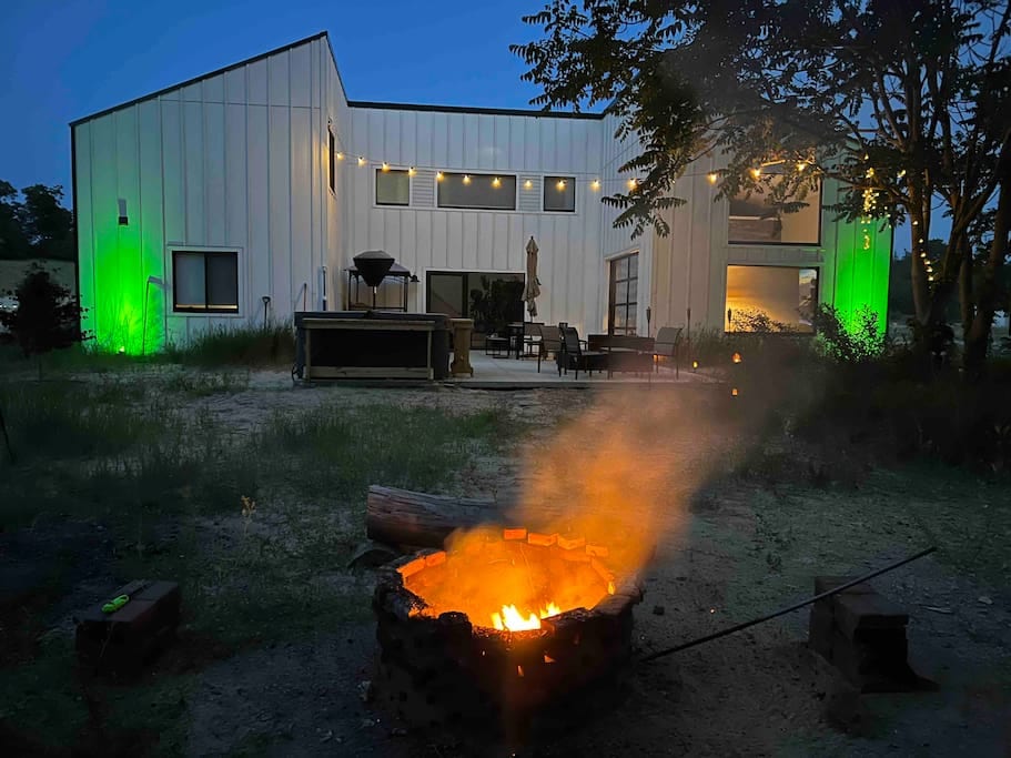 June 2023
Spacious property behind the house leads up to the forest edge, where a large firepit awaits your combustible desires.