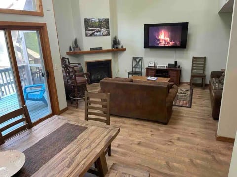 Sleeps 13 in North Conway w Game Room and Pool