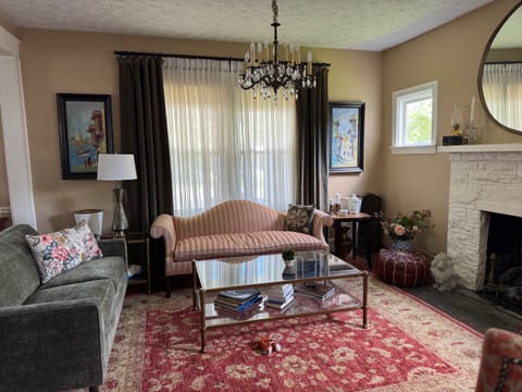 Livingroom with gas fireplace