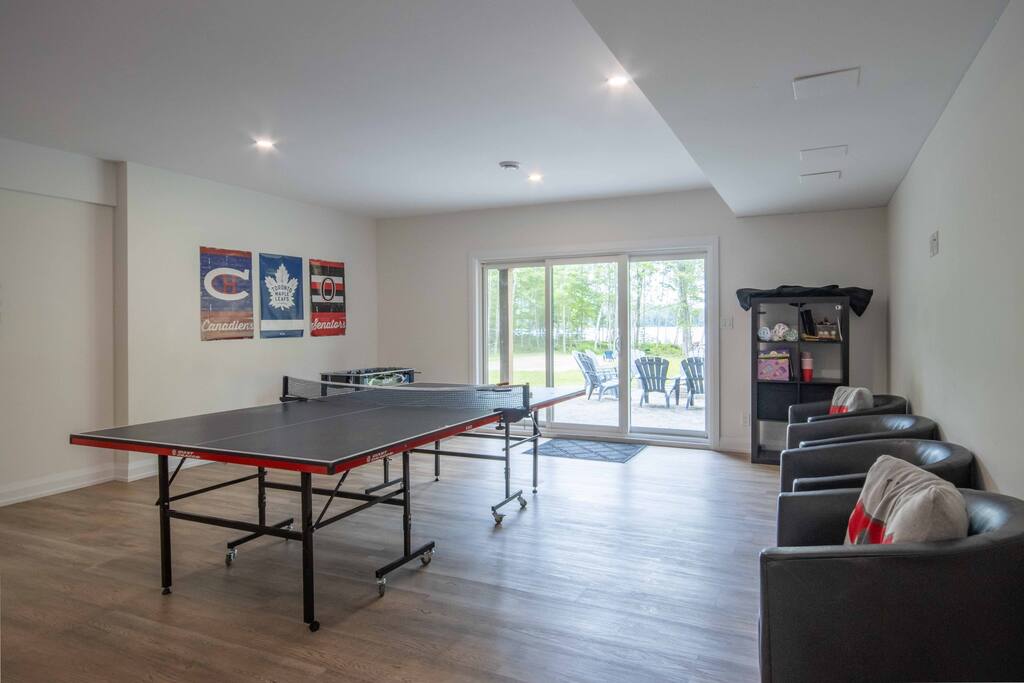 Family lake Retreat w/ hot tub, game room