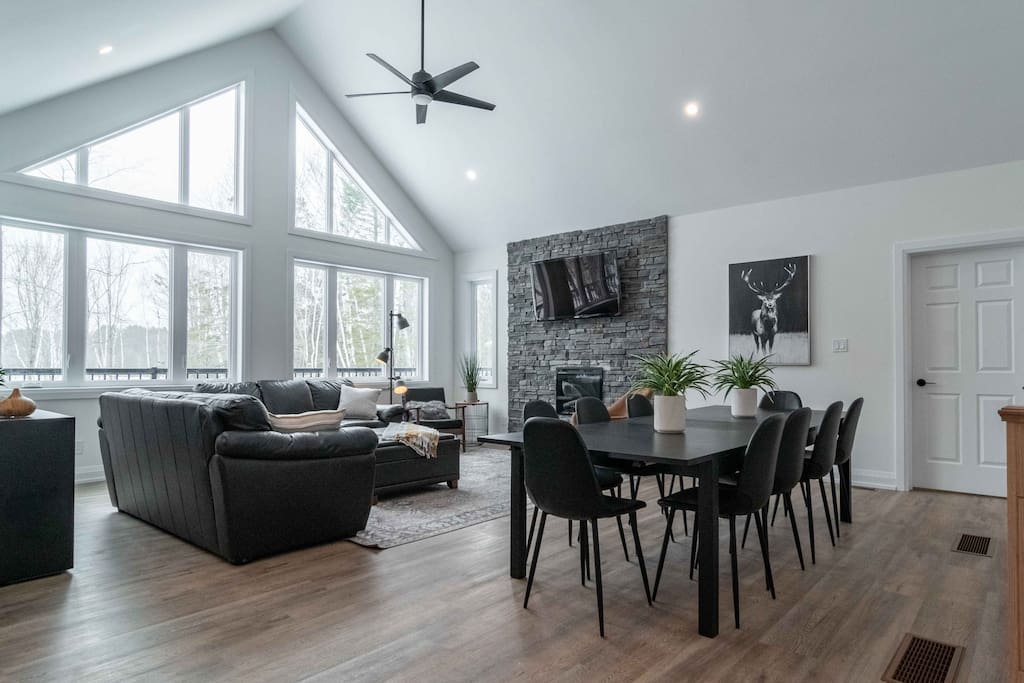 Family lake Retreat w/ hot tub, game room