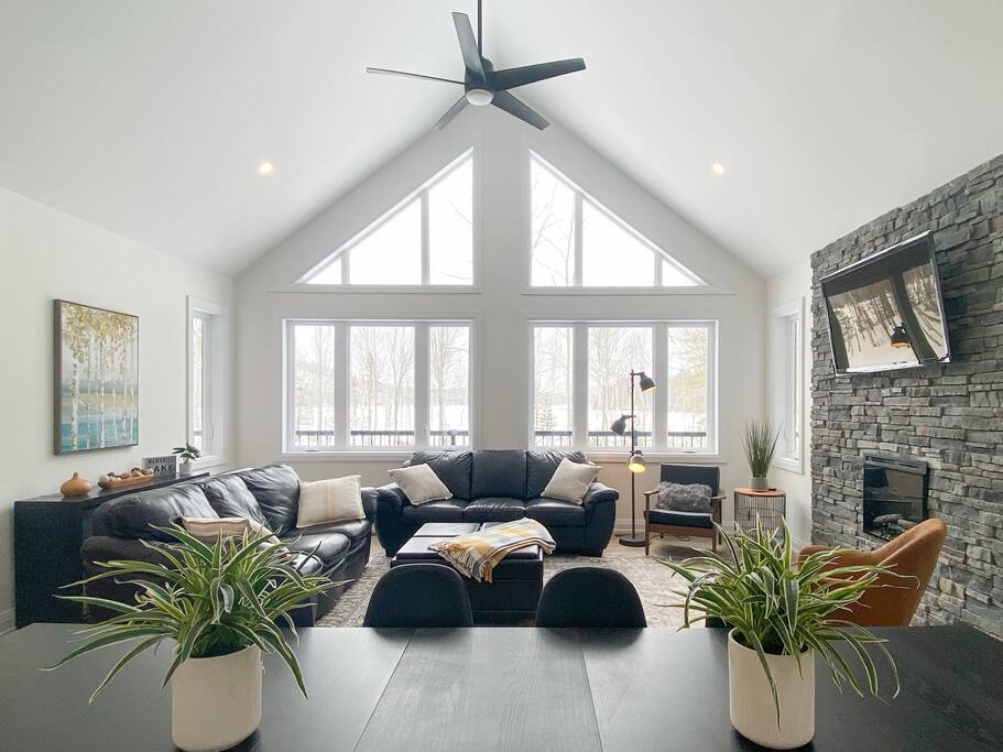 Family lake Retreat w/ hot tub, game room