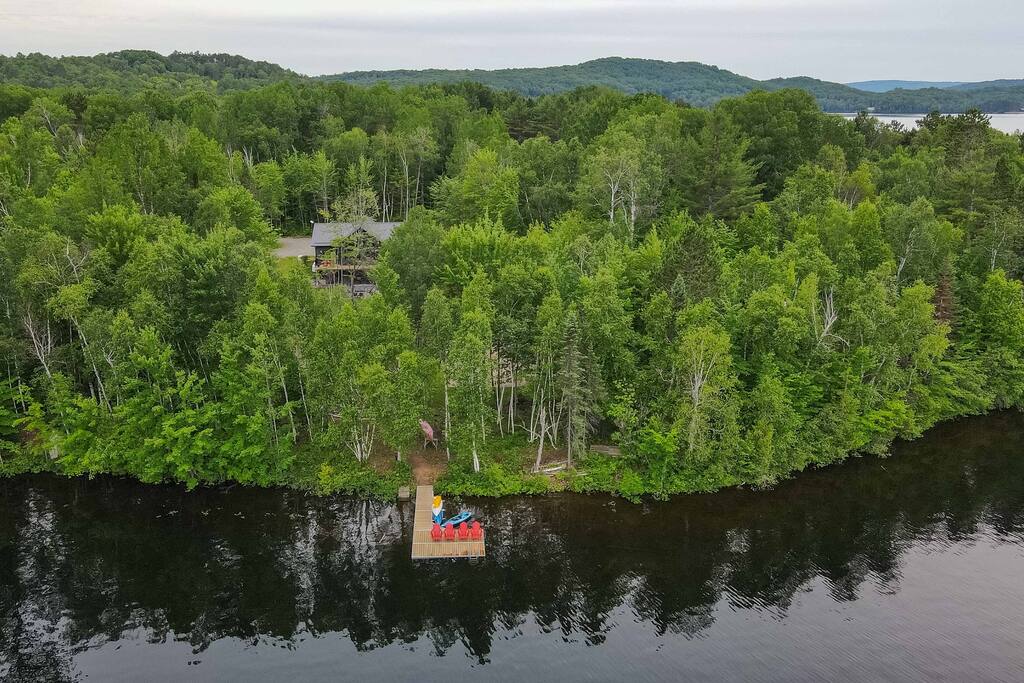 Family lake Retreat w/ hot tub, game room