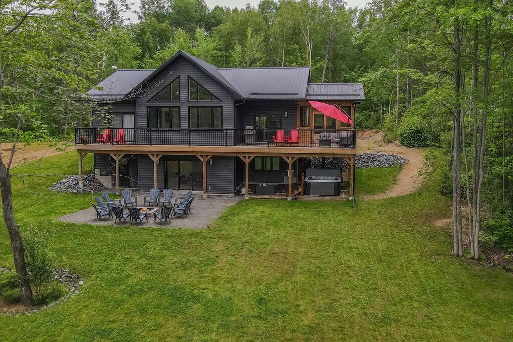 Family lake Retreat w/ hot tub, game room