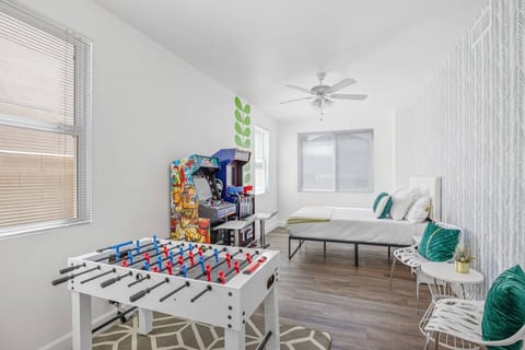 RESORT*Pool*Hot Tub*PingPong*ARCADE/DesertHeath
