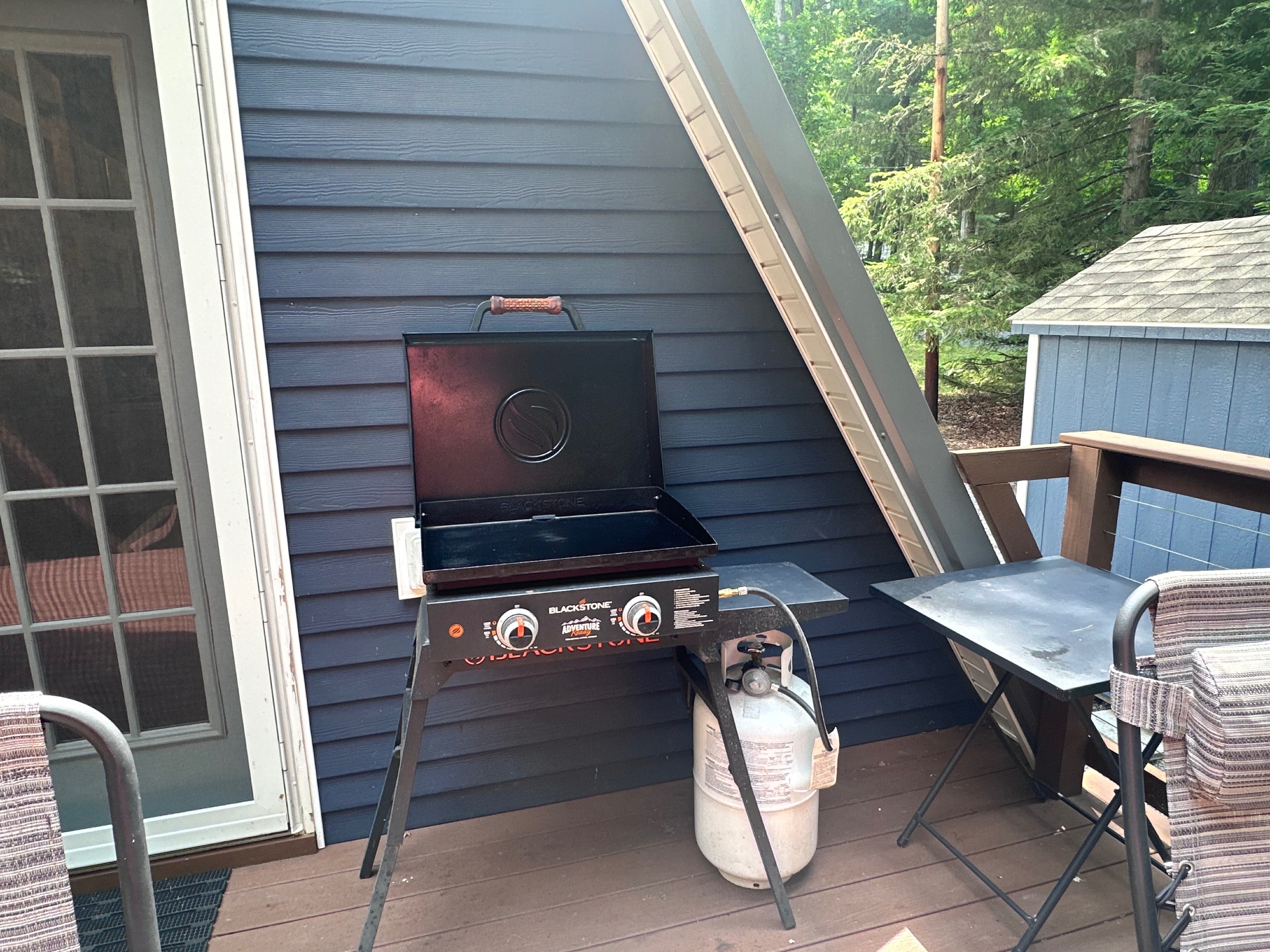 Fire up the Blackstone and enjoy cooking in the fresh mountain air. Whether it’s pancakes and bacon for breakfast, burgers after a day of hiking, or a steak dinner under the pines, this spacious griddle makes outdoor meals easy and memorable.