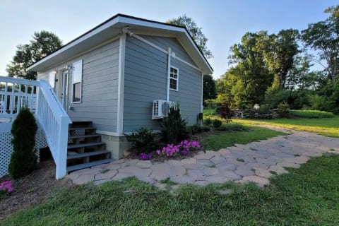 Cottage with MIND BLOWING Smoky Mountain views!