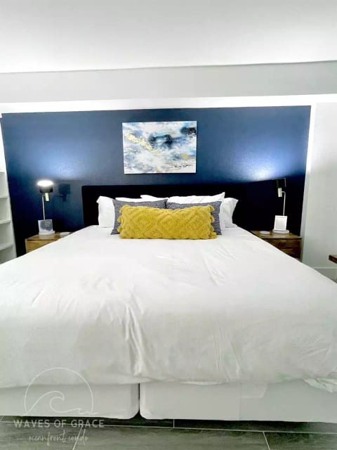 King Size Bed in Master Bedroom - Rotating Lamps