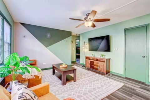 Chicago  2Br Condo -Nature Themed Downtown Access