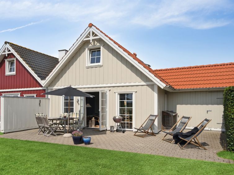 daniela-300m-from-the-sea/