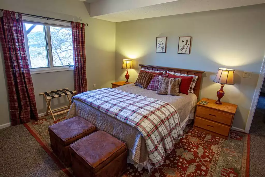 Master Bedroom Three. Large Queen Bedroom. Private ensuite bathroom. - Kettle View Lodge - Massanutten