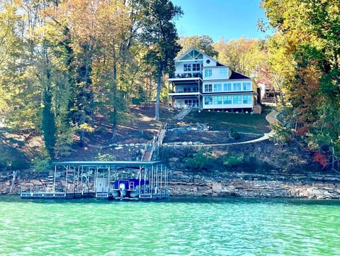 Lakefront Home, Dock & Indoor Pool-Norris Lake TN