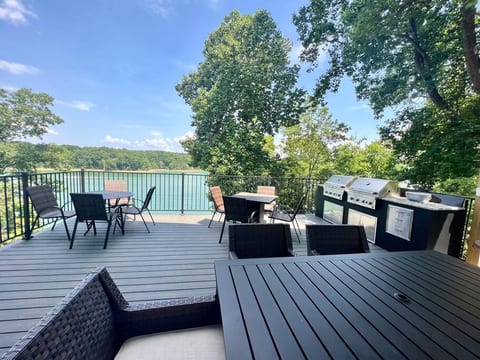 Lakefront Home, Dock & Indoor Pool-Norris Lake TN
