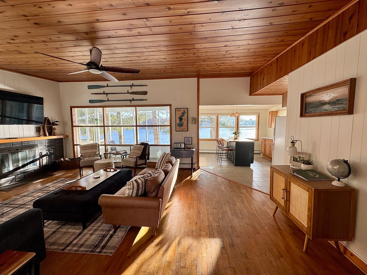 The panoramic windowed views of the lake are breathtaking and make you feel like you're perched in a treehouse!