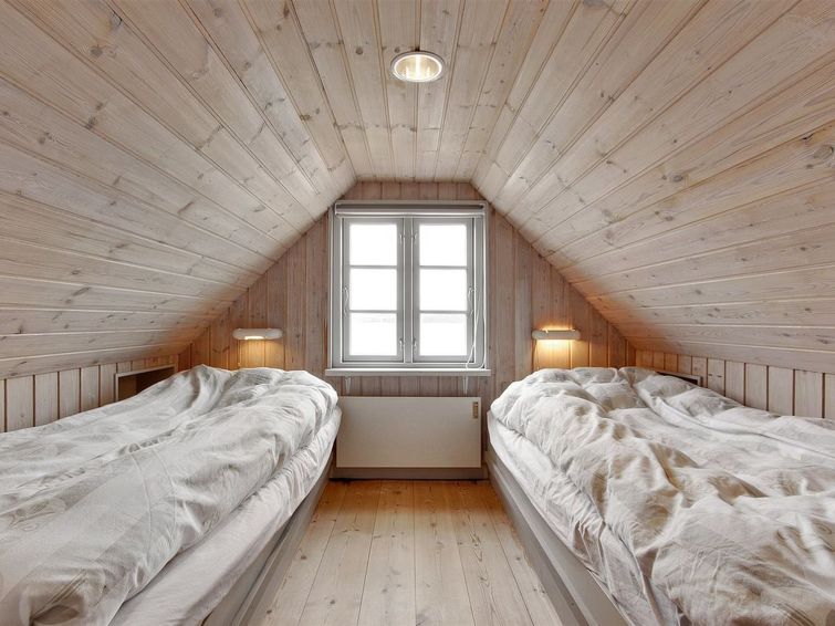 pauliina-10m-to-the-fjord/