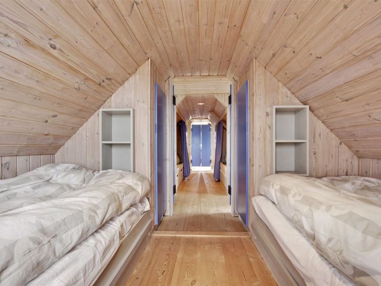 pauliina-10m-to-the-fjord/